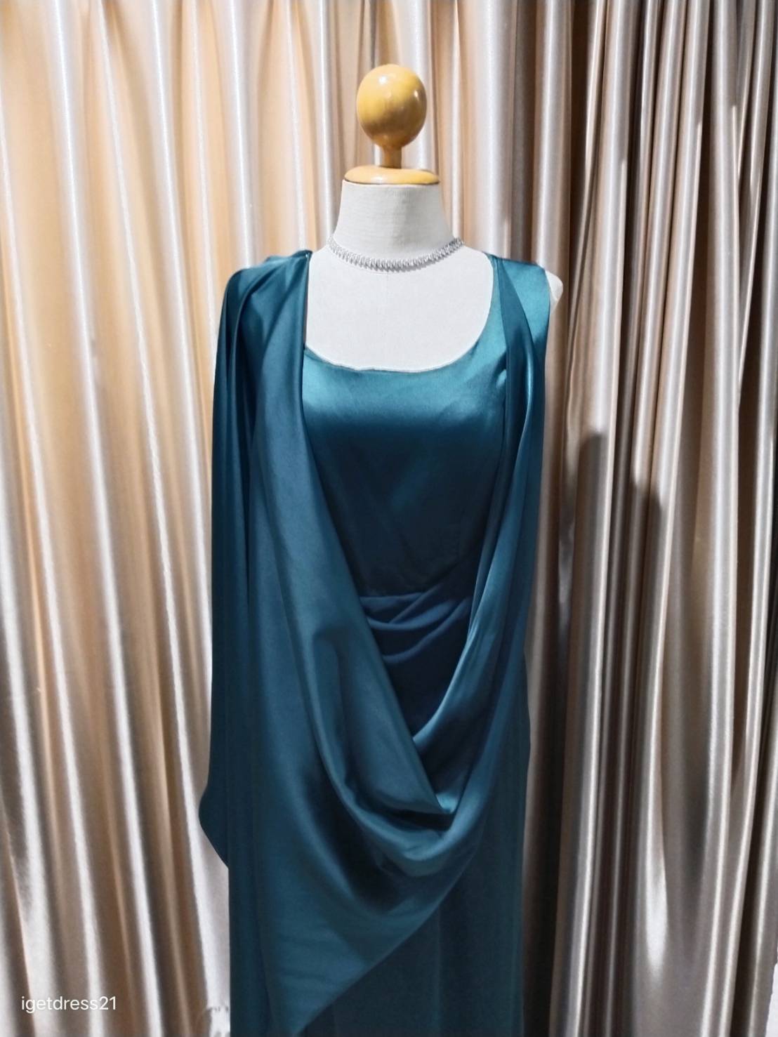 (PRE-LOVED) ชุดราตรียาวสีเขียวผ่าหลัง M