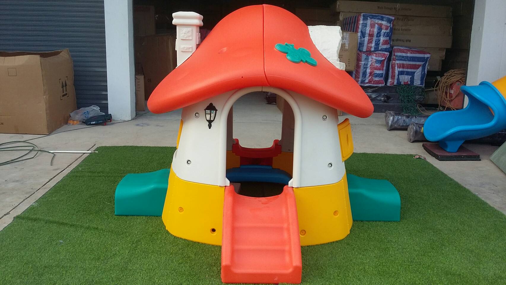 บ้านเห็ด บ้านของเล่นเด็ก รูปต้นเห็ดสีส้มสดใส