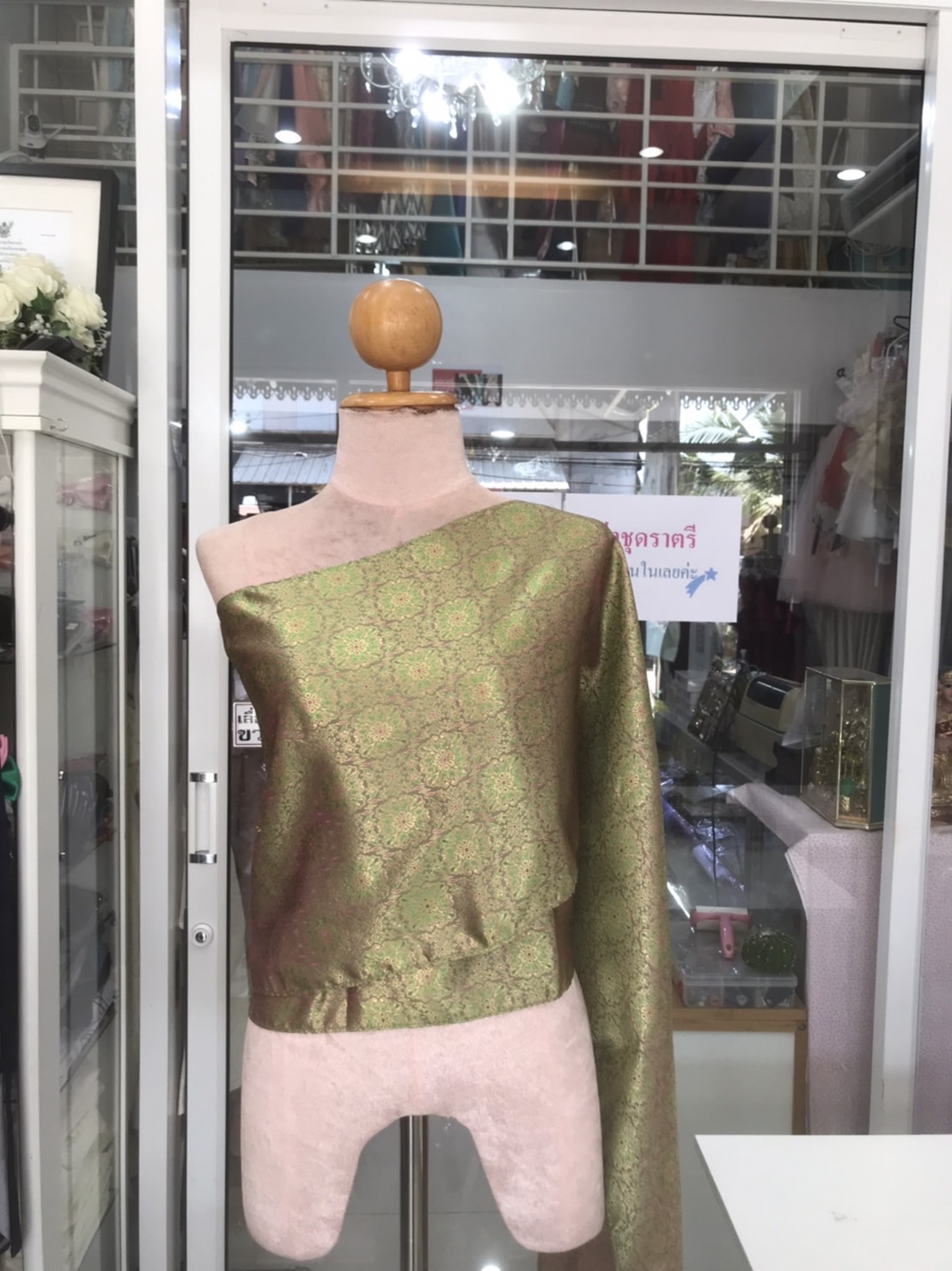 สไบลายดอกไม้สีเขียวทอง
