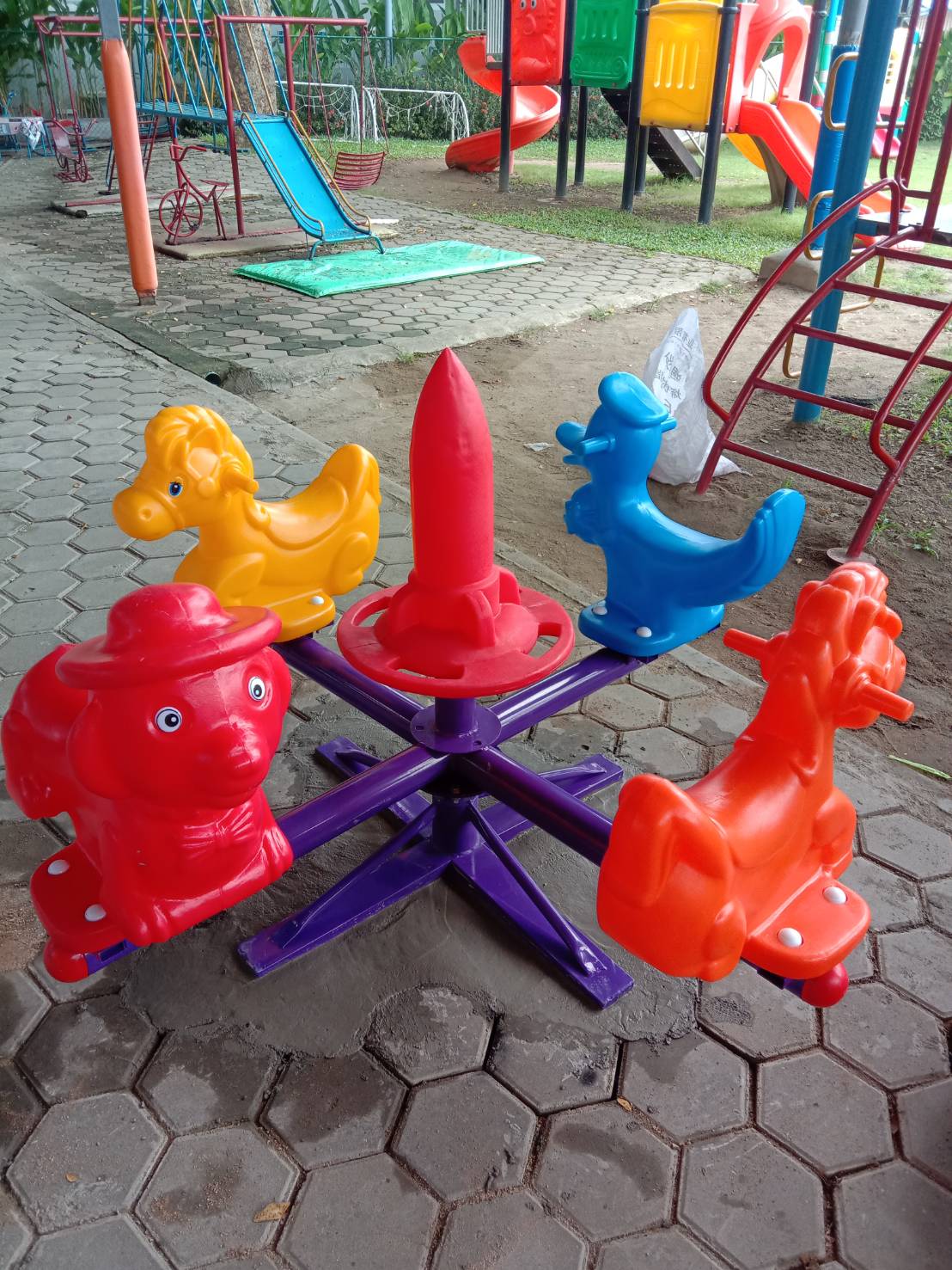 ม้าหมุนรวมสัตว์ 4 ที่นั่ง