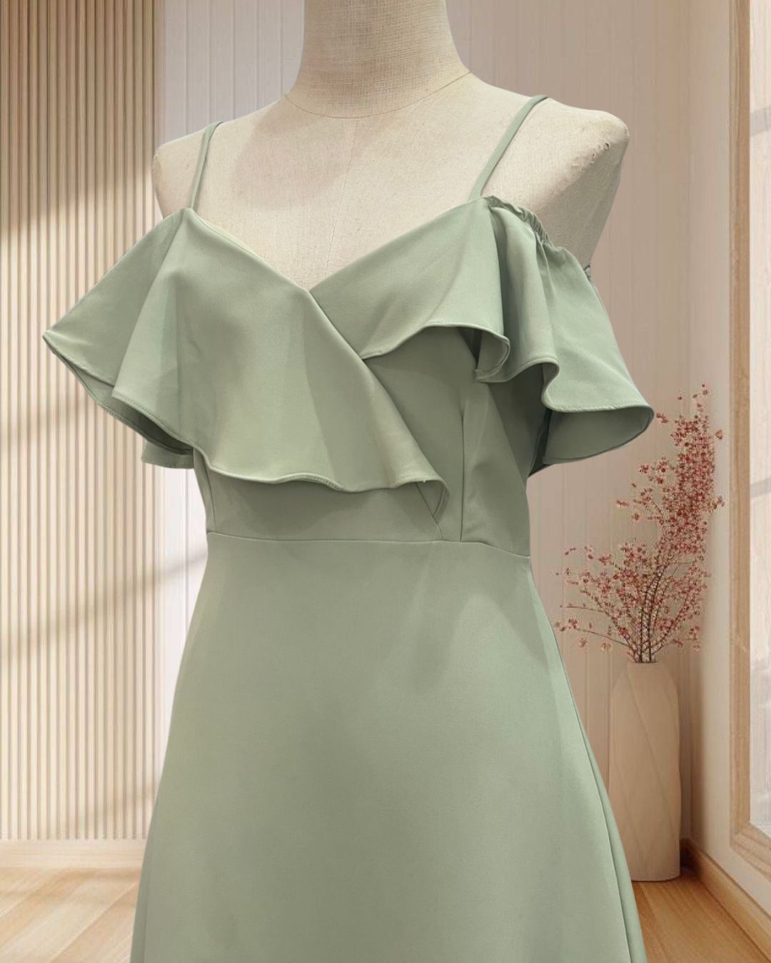 (PRE-LOVED) ราตรีสั้นสีเขียวมินท์ สายเดี่ยวเปิดไหลแต่งระบาย กระโปรงบาน ไซส์ XL