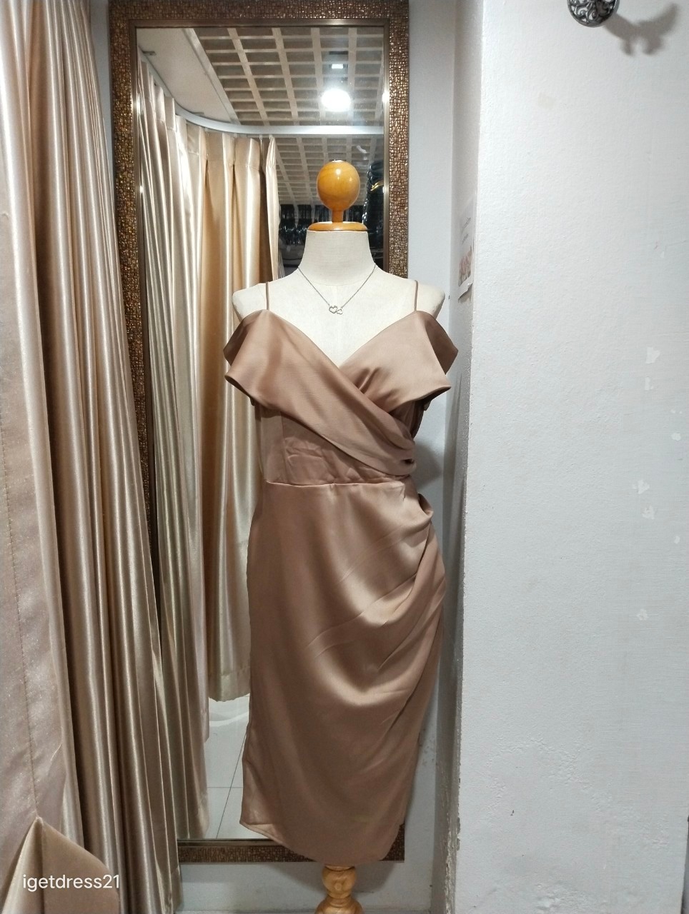 (PRE-LOVED) ราตรีสั้นสีโอวัลติน สายเดี่ยวระบายปกป้าย ผ้าเครปซาติน ไซส์ 2XL