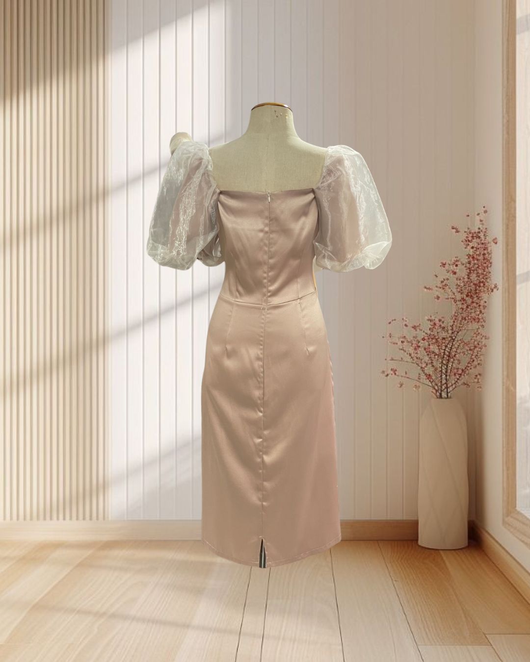 (PRE-LOVED) ราตรีสั้นสีน้ำตาลอ่อน แต่งผ้าแก้วโบว์อกและแขน ไซส์ XL