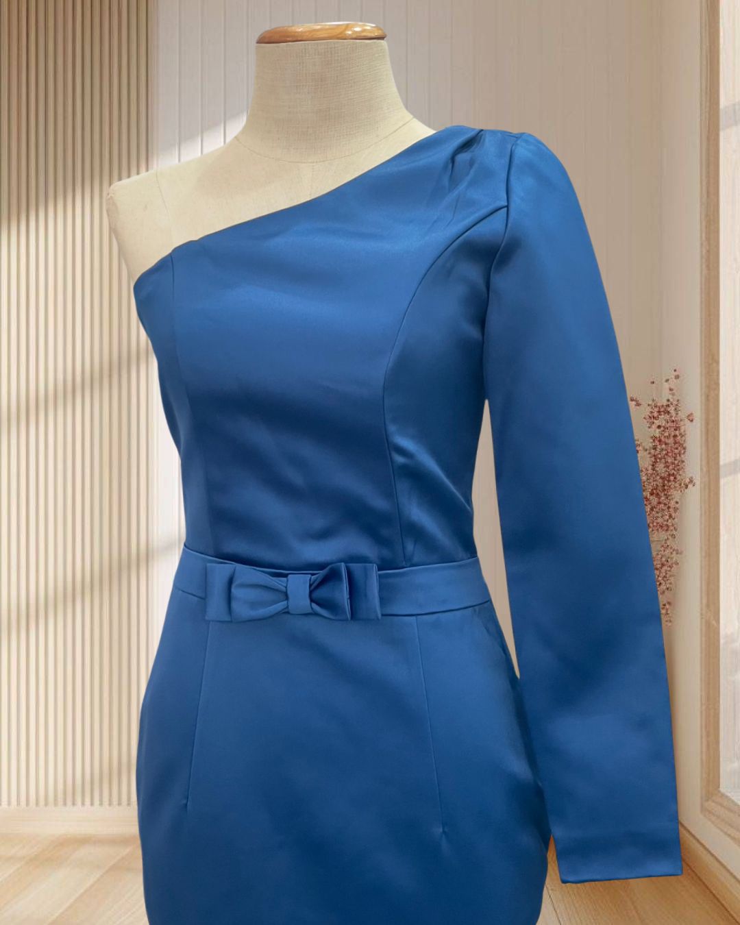 (PRE-LOVED) ราตรีสั้นสีน้ำเงิน บ่าเฉียงแขนยาว กระโปรงทรงสอบ ไซส์ XS