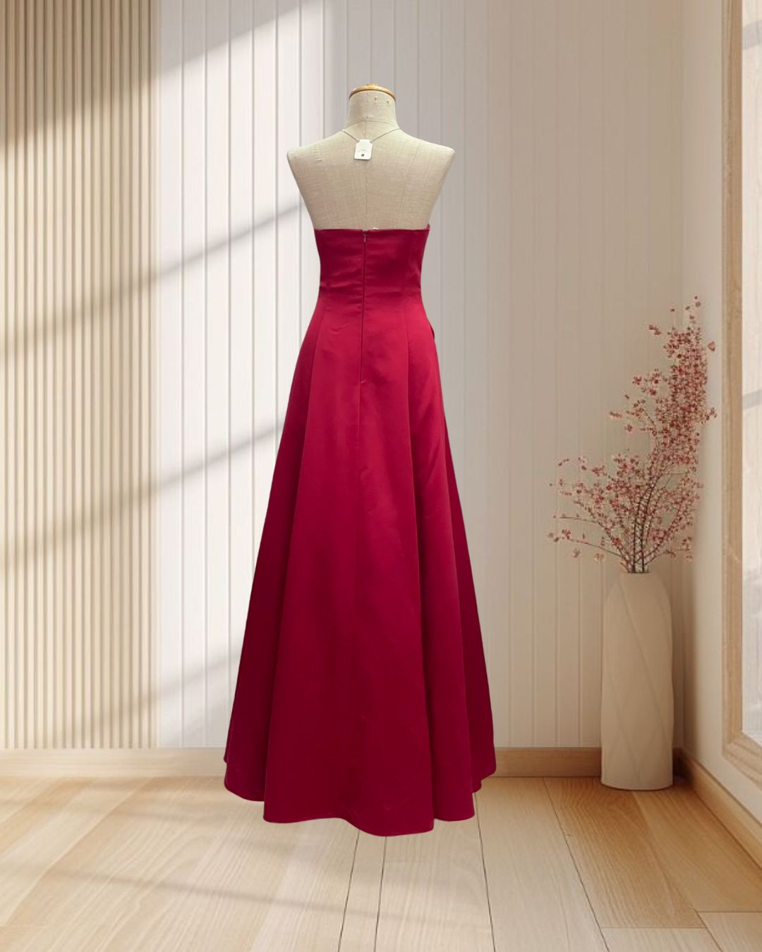 ราตรียาวสีแดง เกาะอก กระโปรงพอง จีบเอว ปักลายหน้าอก ไซส์ M