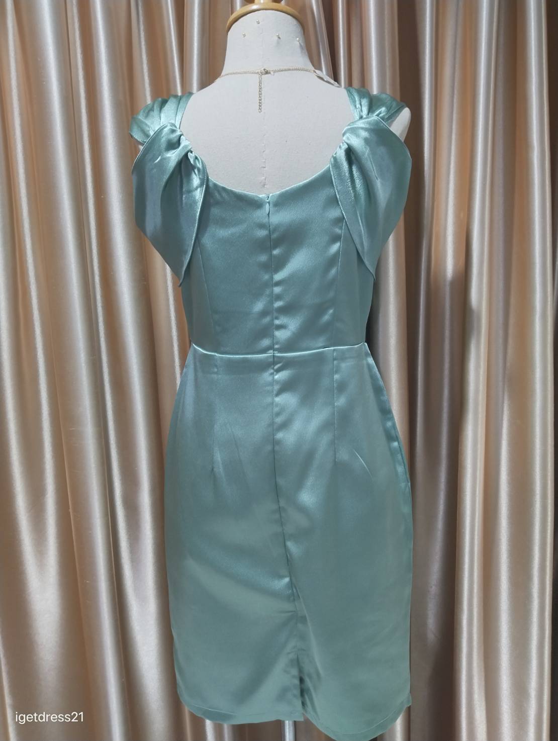 (PRE-LOVED) ราตรีสั้นสายใหญ่อ้อมแขนผ้าเปเป้L