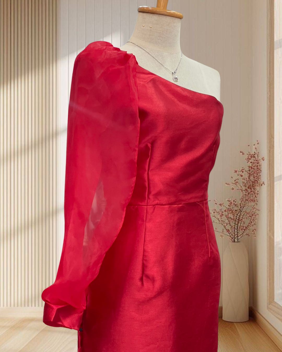 (PRE-LOVED) ราตรีสั้นสีแดง ผ้าไหมเทียม บ่าเฉียง แต่งแขนยาวผ้าแก้ว ไซส์ M