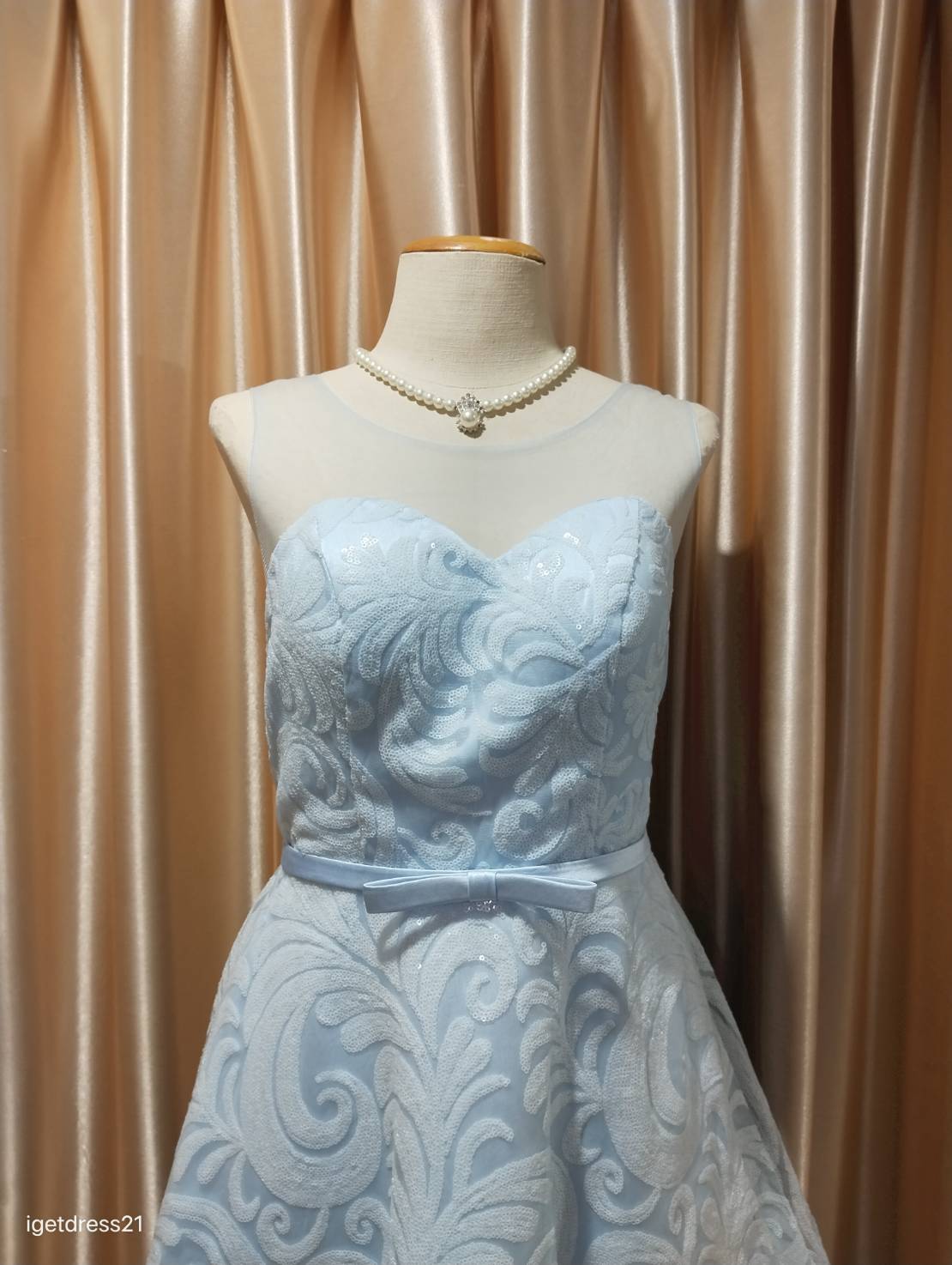 (PRE-LOVED) ชุดราตรีสั้นสีฟ้าปักลายทั้งตัวมุ้งกระโปรงบานสานหลัง(M) มือ2