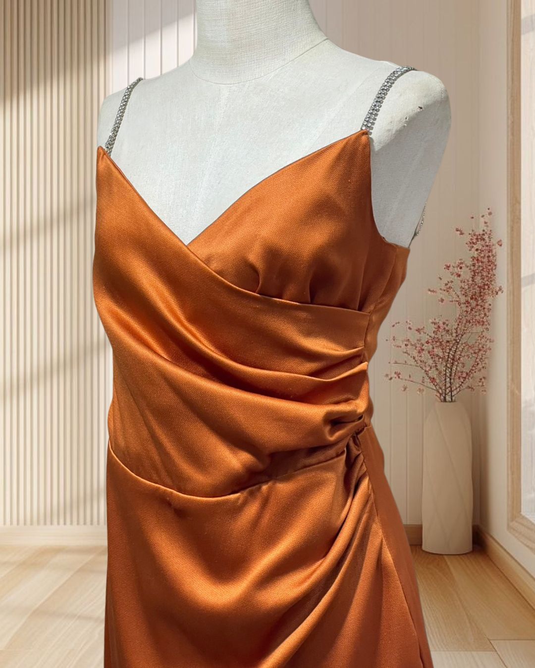 (PRE-LOVED) ราตรีสั้นสีส้มอิฐ์สายเดี่ยวเพชร(L)