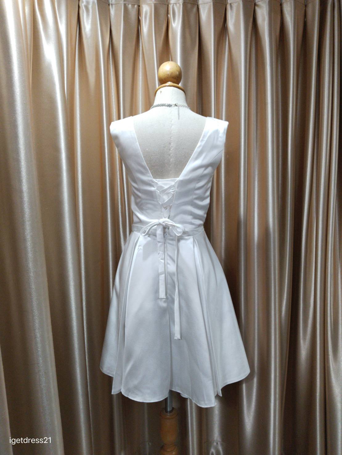 (PRE-LOVED) ชุดราตรีสั้นสีขาวแขนกุด S