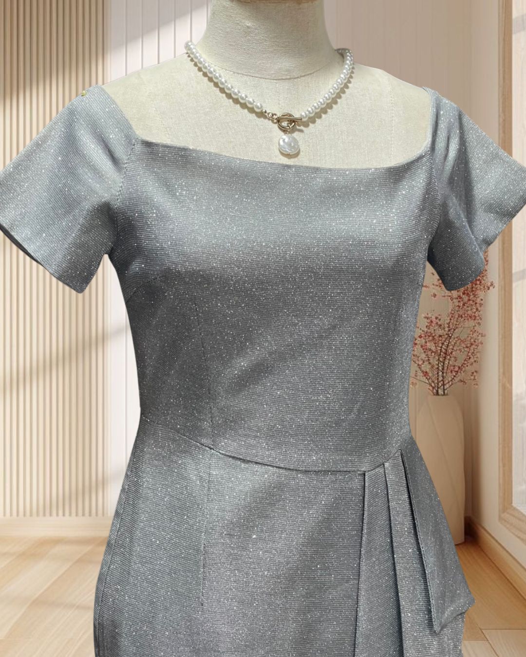 (PRE-LOVED) ชุดราตรีสั้นสีเทาเปิดไหล่ Size : S