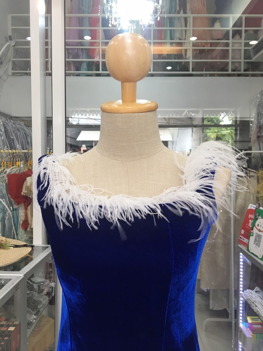 (PRE-LOVED) ราตรียาวสีน้ำเงินปาดไหล่กำมะหยี่ขนนกขาว (M)