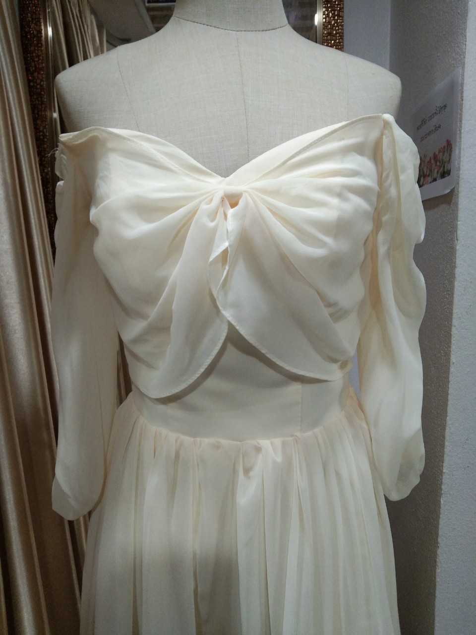 (PRE-LOVED) ราตรียาวสีครีมเปิดบ่า (S) มือ2