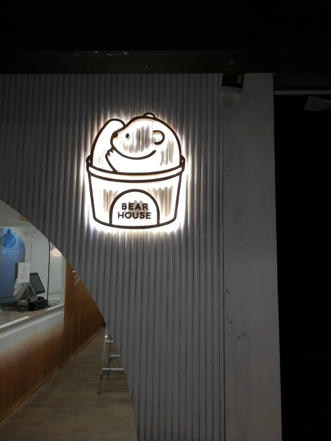 ป้ายตัวอักษร โลหะซิงค์ - โลโก้ BEAR HOUSE ติดตั้งป้ายสยาม