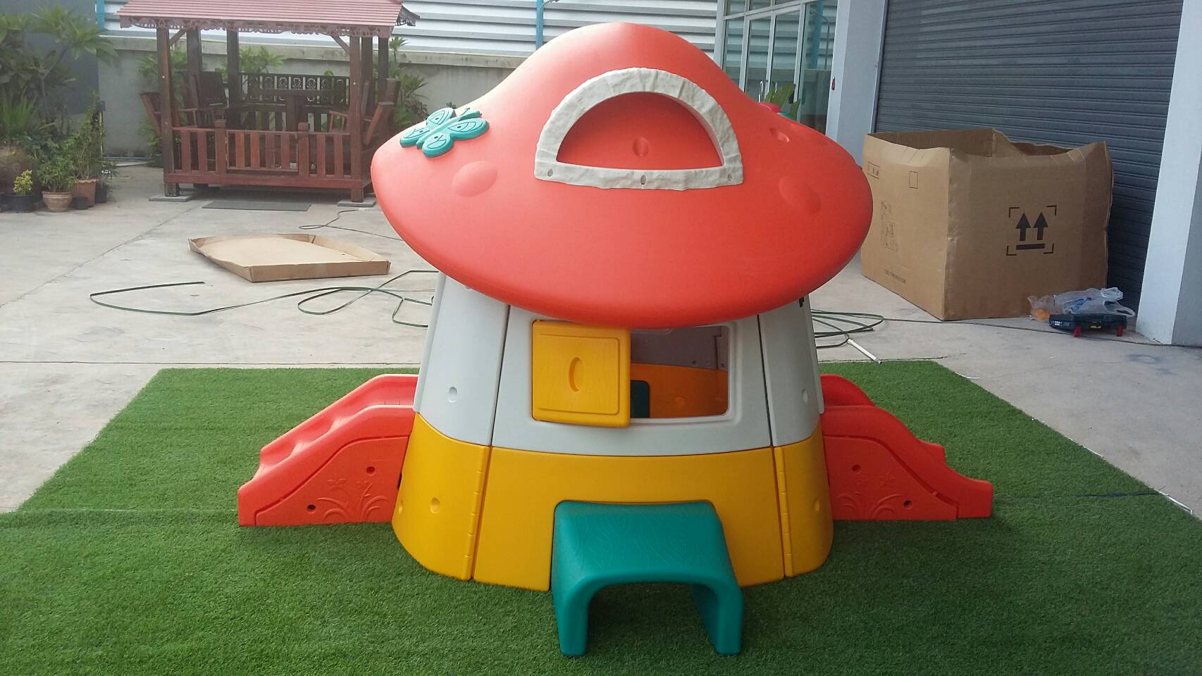 บ้านเห็ด บ้านของเล่นเด็ก รูปต้นเห็ดสีส้มสดใส