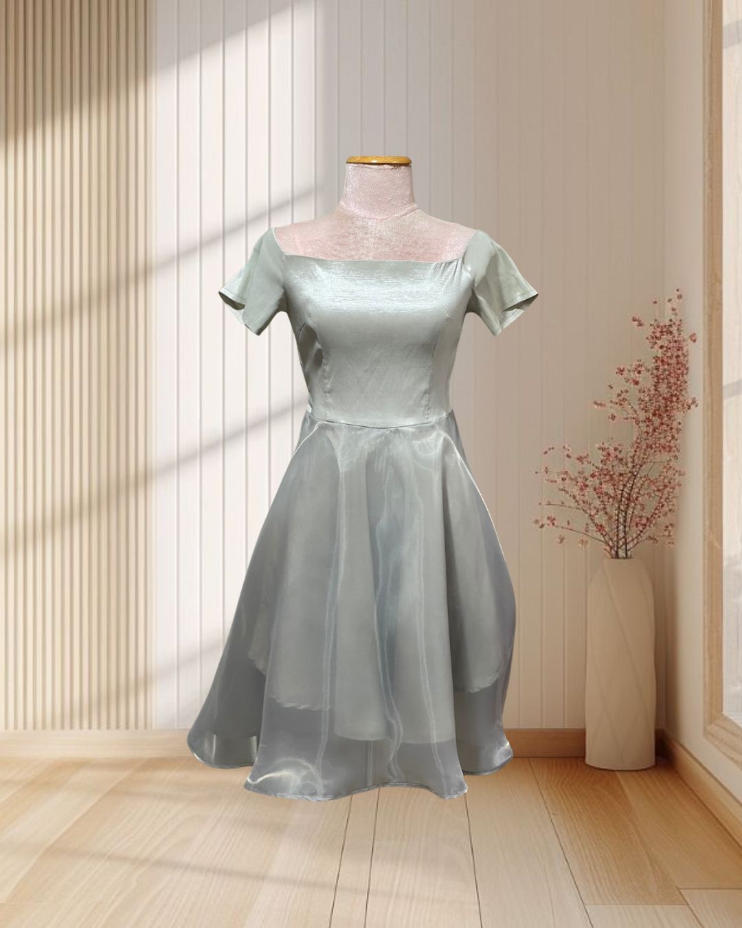 (PRE-LOVED) ราตรีสั้นสีเทา มีแขนปาดไหล่ ผ้ายืด กระโปรงผ้าแก้ว ไซส์ S