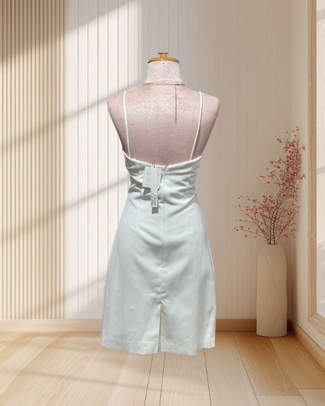 (PRE-LOVED) ชุดเดรสสายเดี่ยวสีขาว ปักดอกไม้ดำ เพชร ไซส์ S