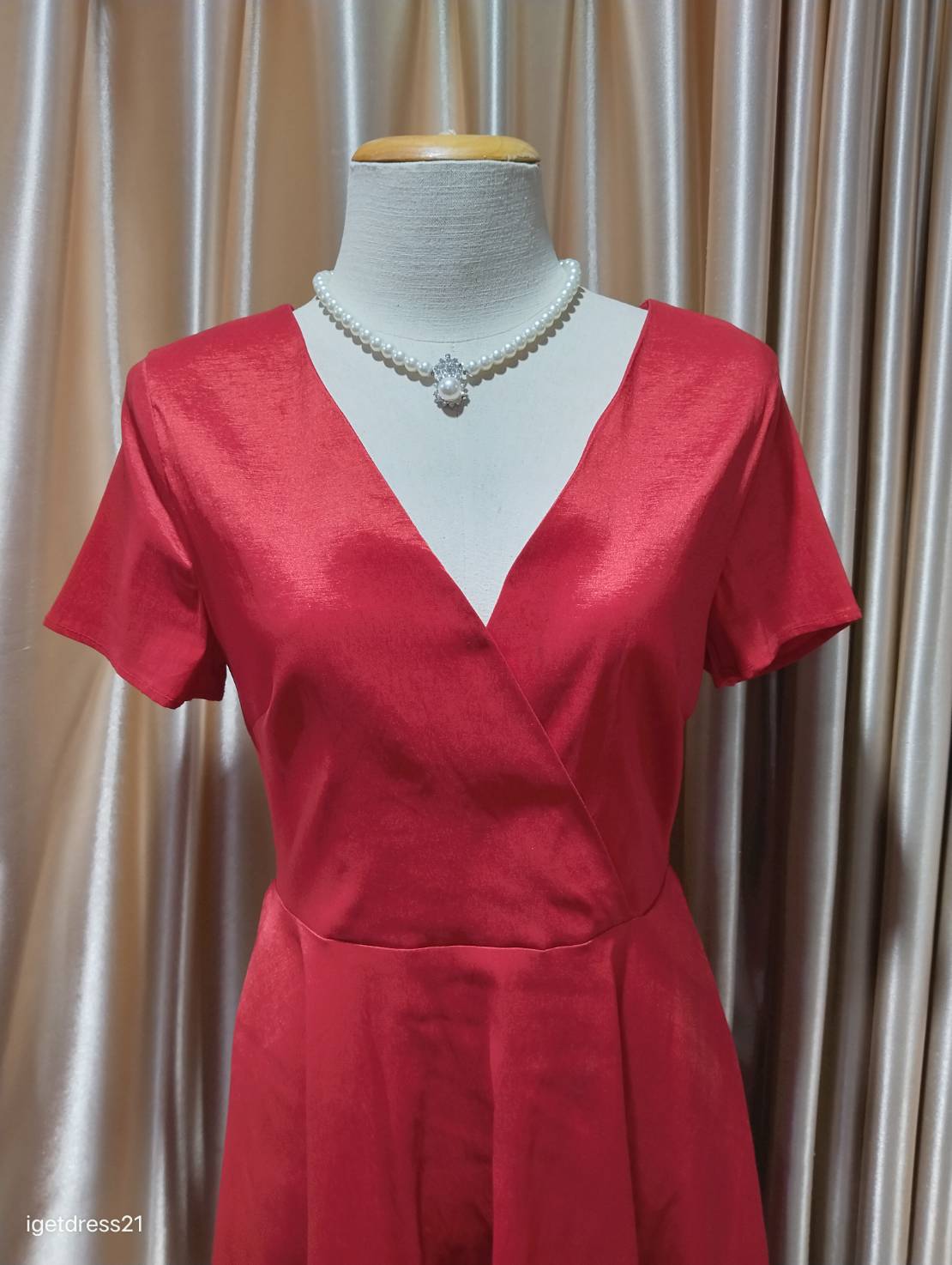 (PRE-LOVED) ราตรีสีแดงหน้าสั้นหลังยาวมีแขน(M)