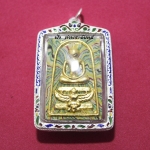 สมเด็จหลวงพ่อแพ เนื้อลายสายรุ้ง ฐานครุฑ พร้อมเลี่ยมเงินแท้ ลงยา