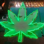 ป้ายไฟนีออนดัดหลอดแก้วรูปใบกัญชา