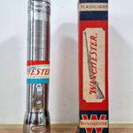 ไฟฉายโบราณ WINCHESTER No. A 3300 ขนาดถ่าน 3 ก้อน งานเก่าค้างสต๊อกไม่เคยผ่านการใช้ มีสนิมบางๆ ตามสภาพเก่าเก็บกล่องเดิม