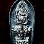 #002 ท้าวเวสสุวรรณ จตุมหาราชิกา พิมพ์ปรกมะขามรุ่นแรก หลวงปู่จันทร์ โชติโก วัดน้ำแป้งวนาราม อ.ปง พะเยา ปี ๒๕๖๒ เนื้อทองแดงรมดำ โค๊ดแจก เลข No.๑๕๘๓