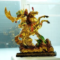 Seasunfengshui เทพเจ้ากวนอู ขี่ม้า 5 ธง สูง 12 นิ้ว พร้อมง้าวมังกร